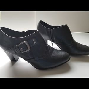 NWOT size 8 Life Stride booties